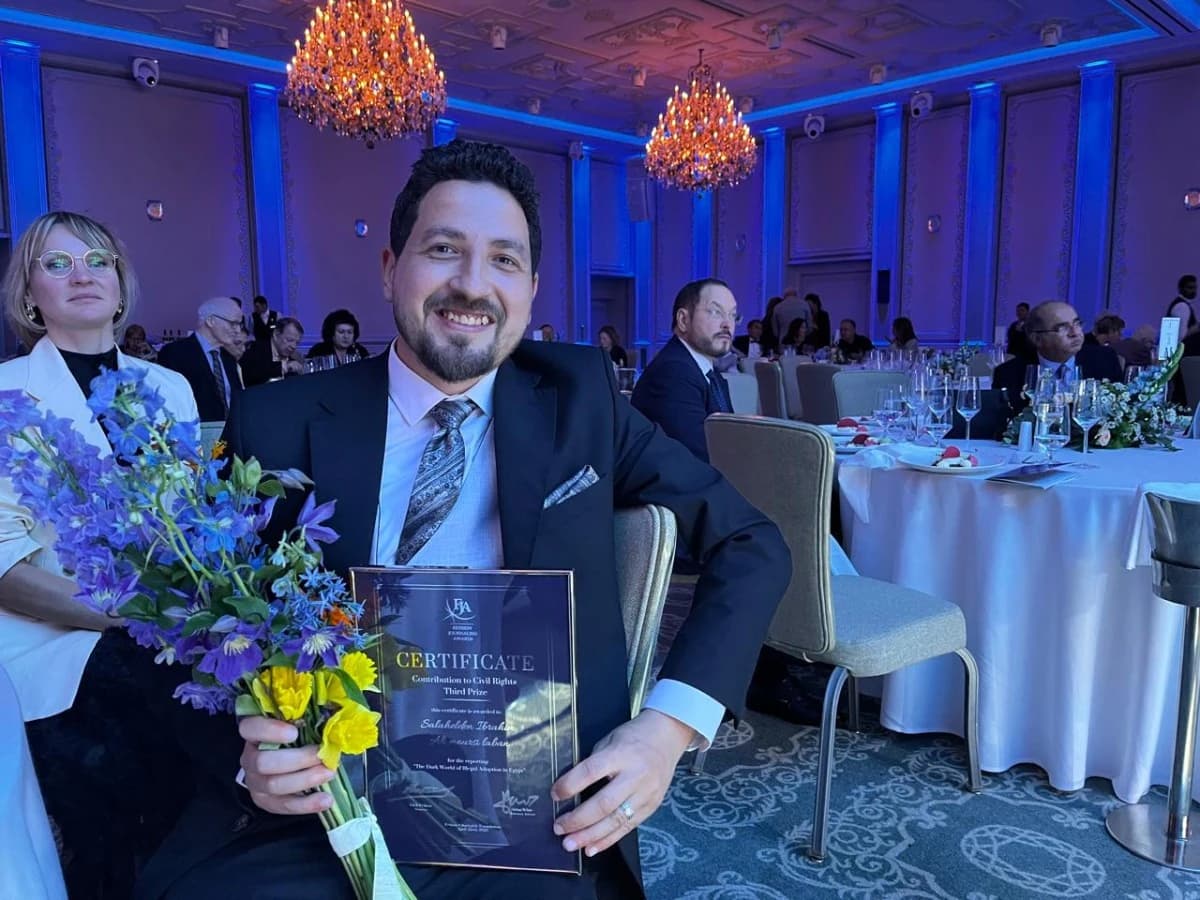 تحقيق "اندبندنت عربية" عن سماسرة التبني في مصر يفوز بـ "فيتيسوف"