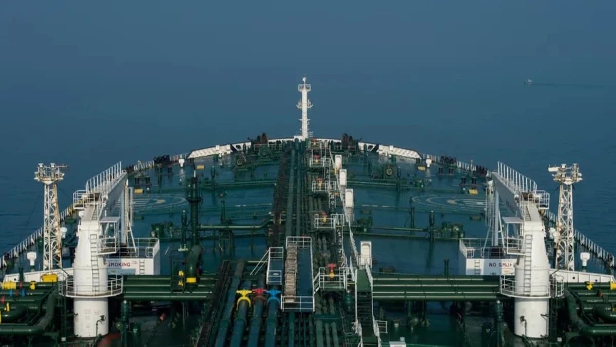 ناقلات نفط إيرانية تتجمع قرب خط الحصار الأمريكي