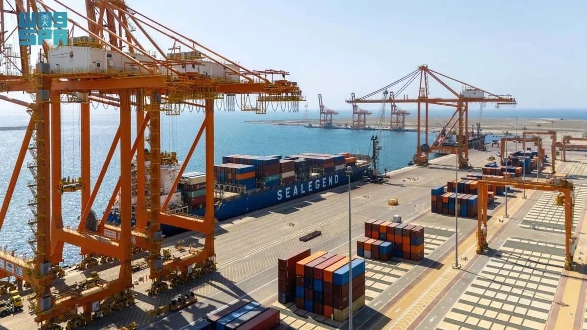 8324 طنا.. ميناء جازان التجاري يُصدّر أول شحنة أسمنت مكيس