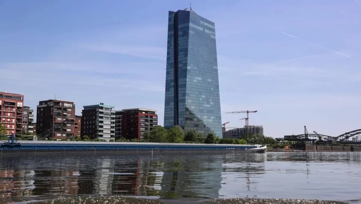 "المركزي الأوروبي" يبقي الفائدة دون تغيير وسط تقييم تداعيات الحرب على التضخم