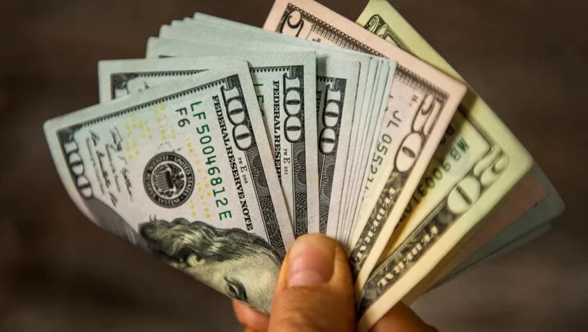 الدولار يهبط لأدنى مستوى منذ الحرب بعد أنباء حول اقتراب نهايتها