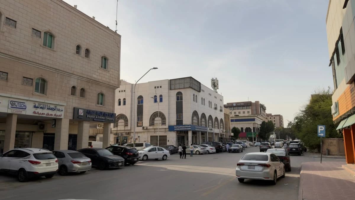 الهواري .. شارع "الحبر والورق" في الرياض وجهة الشركات والمؤسسات