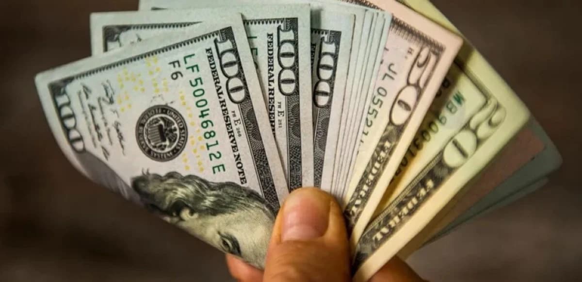 الدولار يسجل أفضل أداء أسبوعي منذ مارس بدعم توقعات رفع الفائدة