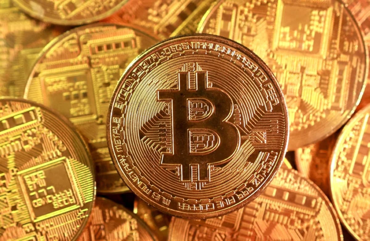"بيتكوين" تهبط لأدنى مستوى منذ مطلع مايو مع تقلص شهية المخاطرة