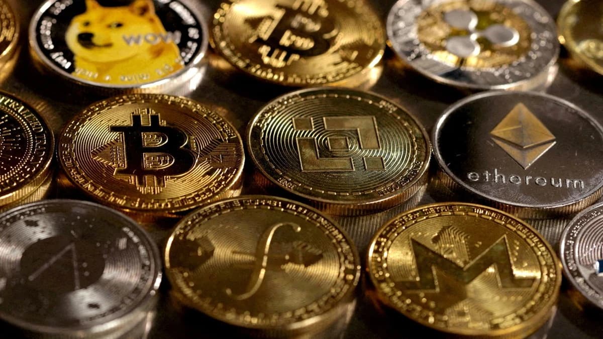 الحرب وتخارجات الصناديق تدفعان بيتكوين لأدنى مستوى في 6 أسابيع