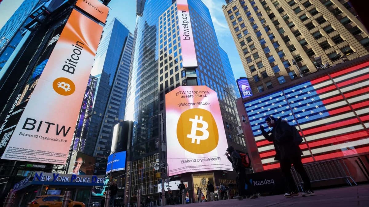 صناديق بيتكوين الأمريكية تفقد 2.8 مليار دولار في أطول موجة نزوح منذ إطلاقها