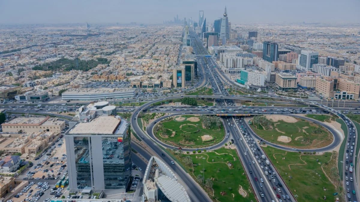 القطاع الخاص السعودي غير النفطي ينمو بأسرع وتيرة خلال 3 أشهر رغم الحرب