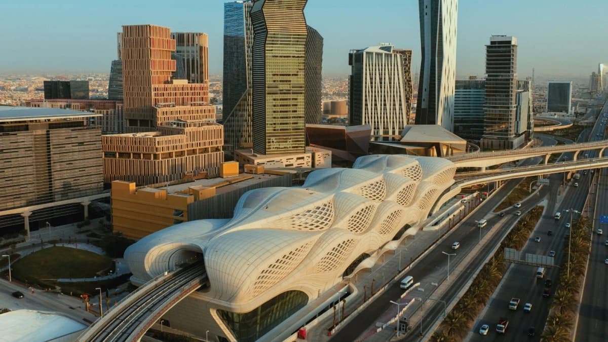 قبل إقرار العمل المرن .. كم يقضي موظفو الرياض خلال 25 عاما في الطرقات؟