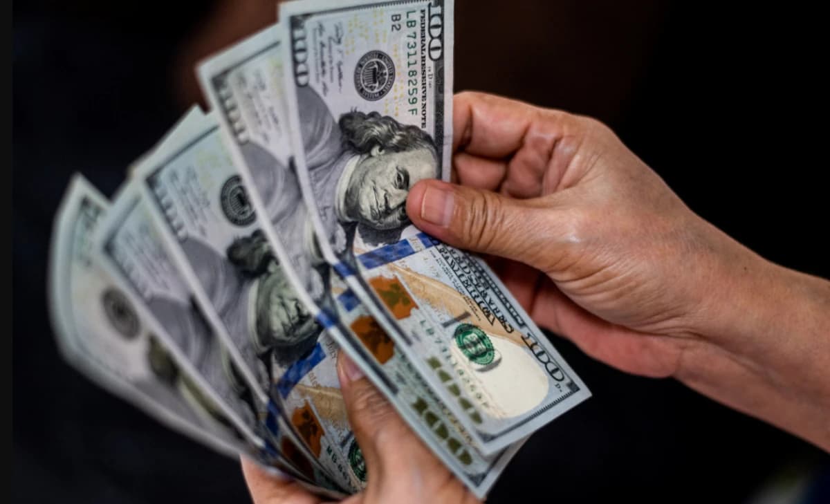 الدولار يقترب من أدنى مستوى في 10 أيام ولا متنفس للين رغم رفع الفائدة