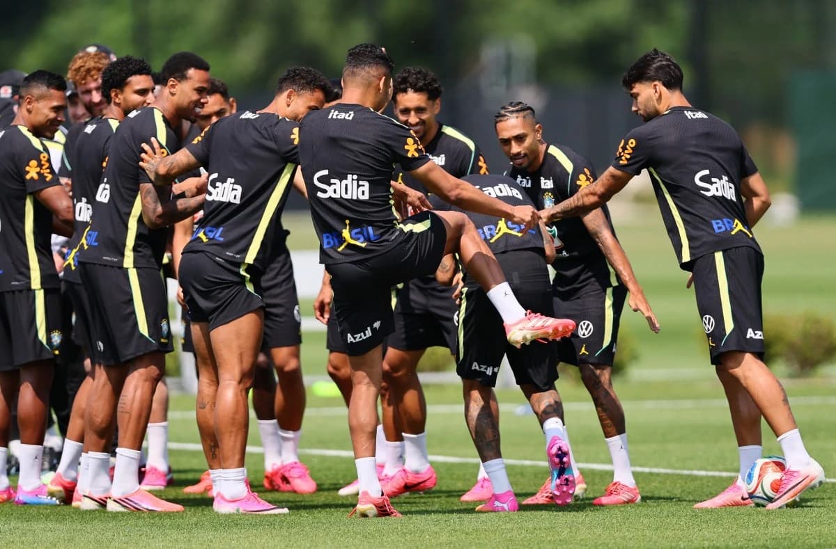 لاعبو البرازيل يحتفلون بالتمرين الأول لنيمار