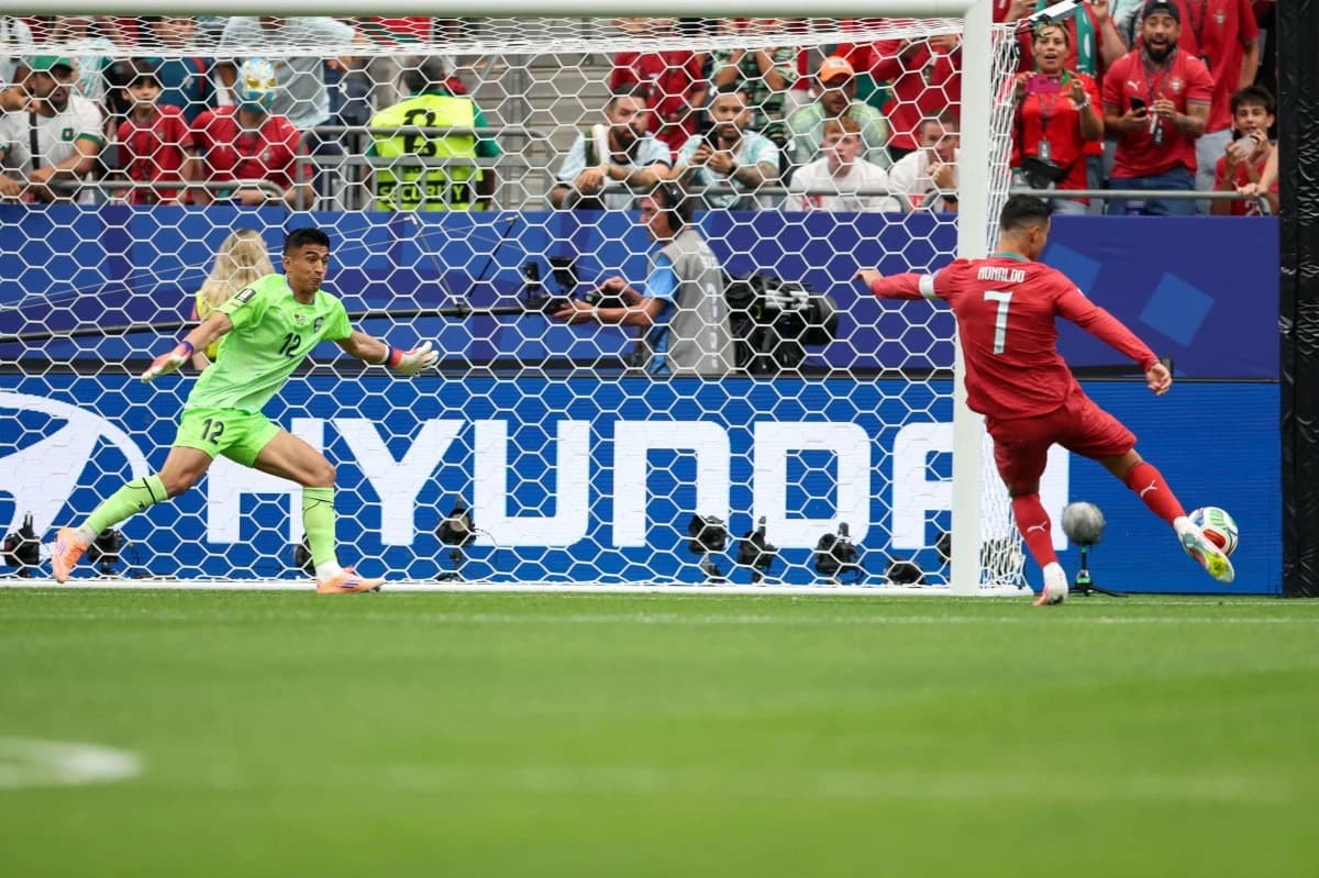رونالدو أول لاعب يسجل في 6 نسخ من كأس العالم