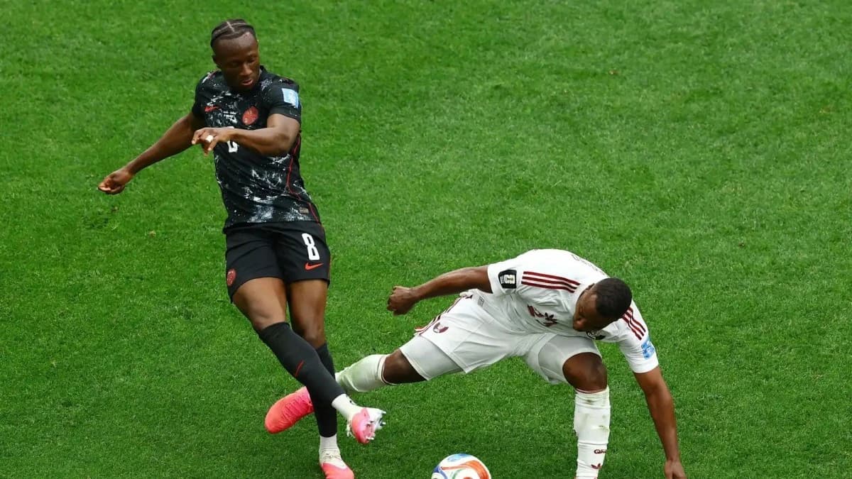 فيفا يفرض إيقافًا لخمس مباريات على عاصم مادبو بسبب التدخل العنيف