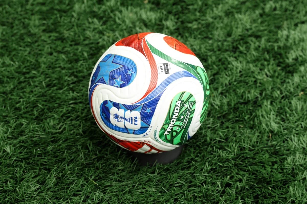 الكرة الذكية تثير الجدل في مونديال 2026 وتعزز سوق تقنيات التحكيم