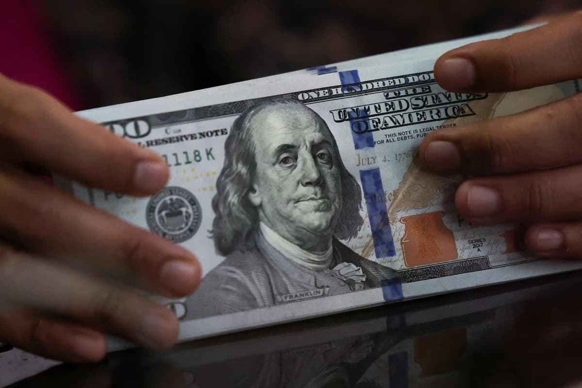 الدولار يرتفع والين يحوم قرب أدنى مستوياته في 40 عاما