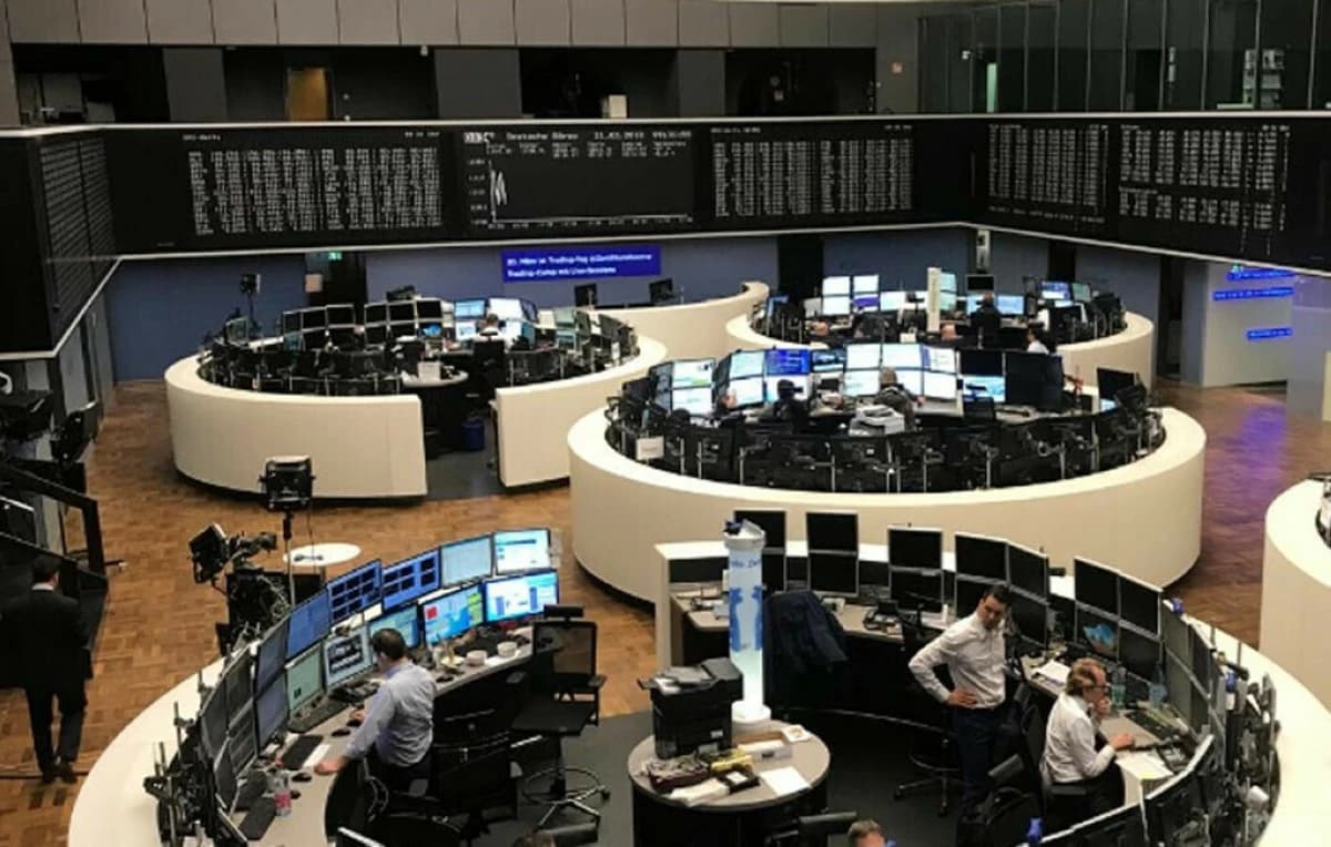 أسهم أوروبا تنهى سلسلة مكاسب استمرت 4 أسابيع تحت ضغط التكنولوجيا