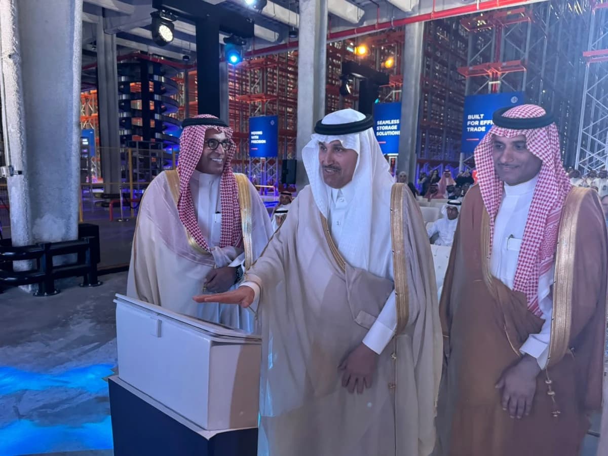 السعودية تطلق أكبر منطقة لتفويج الشاحنات في العالم بميناء جدة