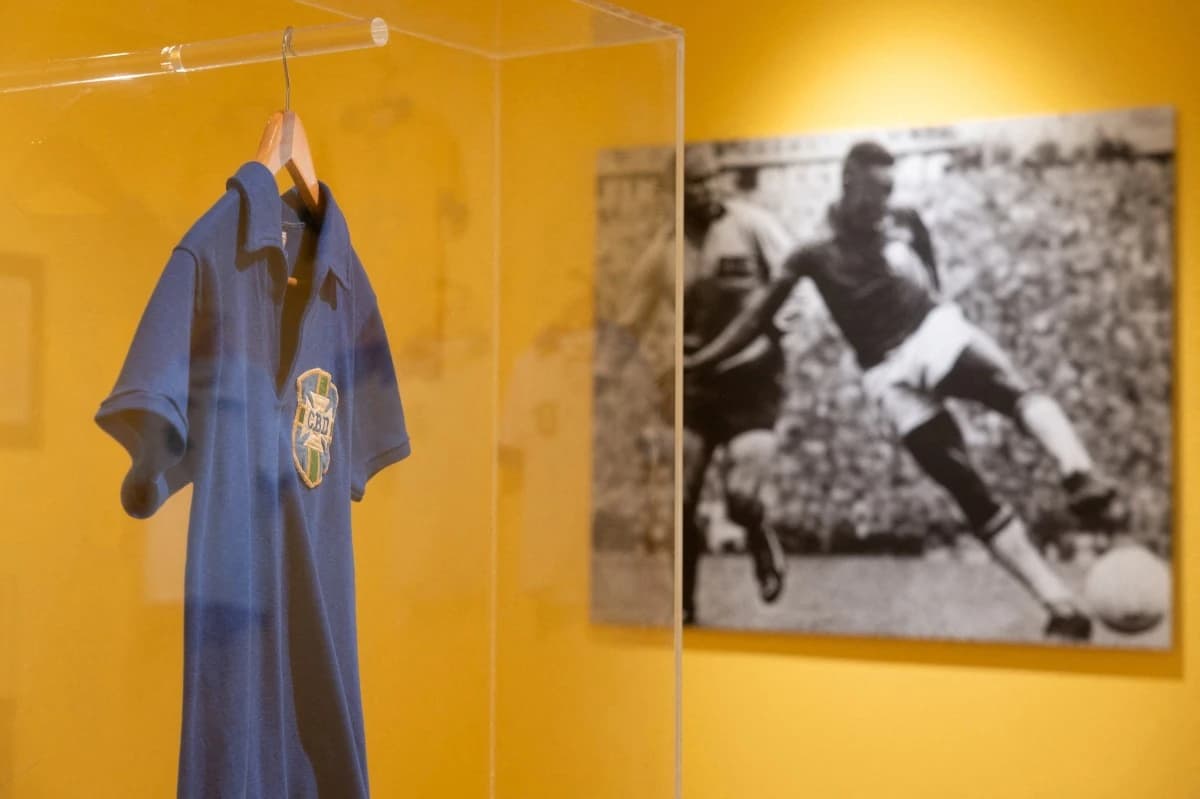 قميص بيليه في نهائي مونديال 1958 يُباع بـ4.9 مليون دولار