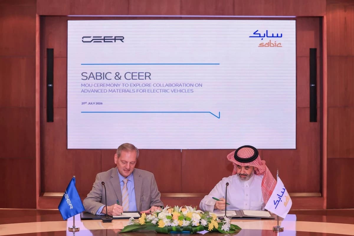 سابك وسير تتعاونان لبناء سلسلة إمداد لصناعة السيارات الكهربائية