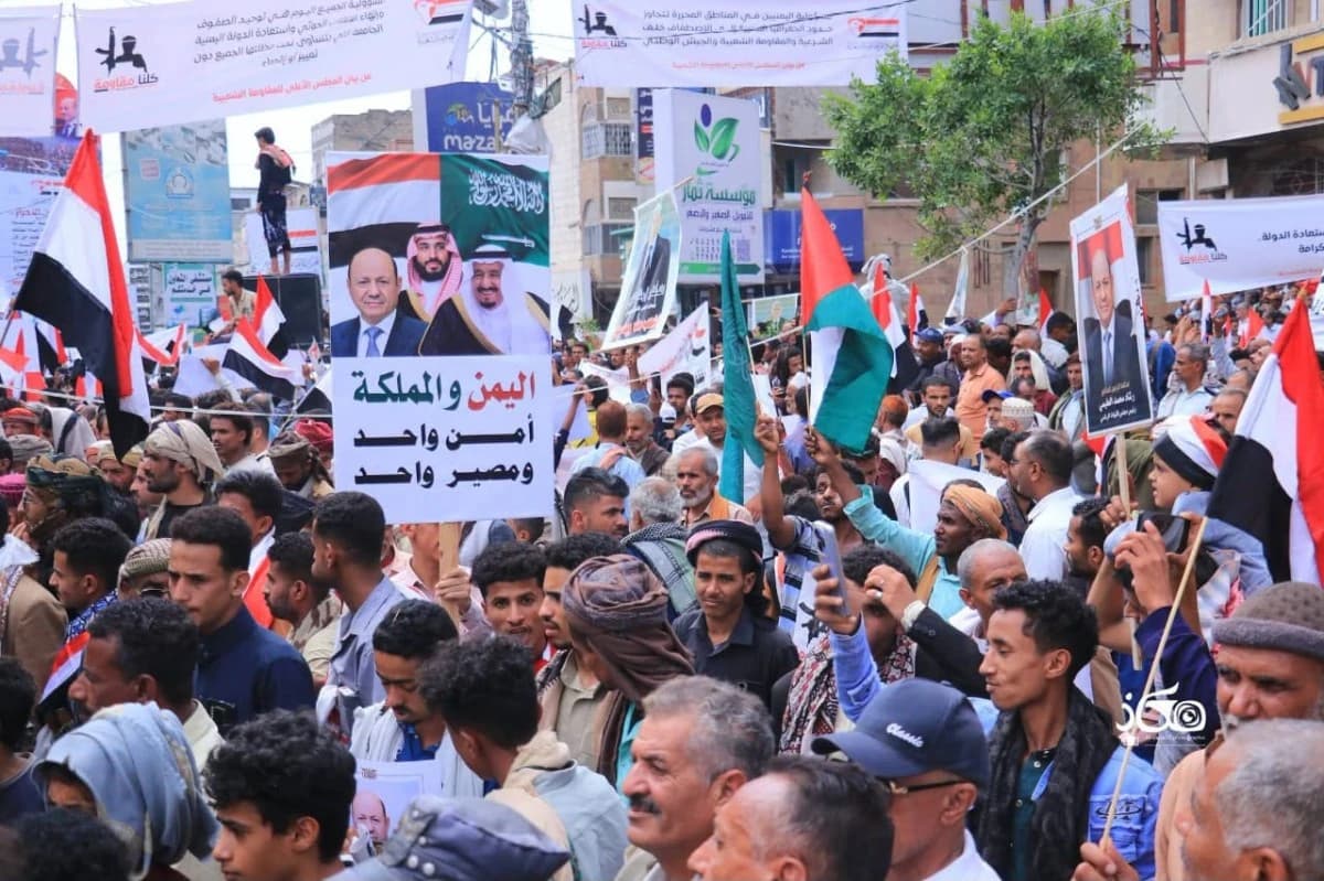حشود شعبية في تعز اليمنية تؤيد توجها حكوميا لاستئناف تصدير النفط