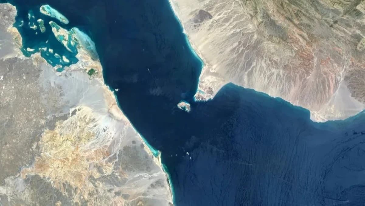 ناقلة متجهة إلى آسيا تغادر البحر الأحمر عبر قناة السويس وسفن أخرى تجازف بعبور المضيق