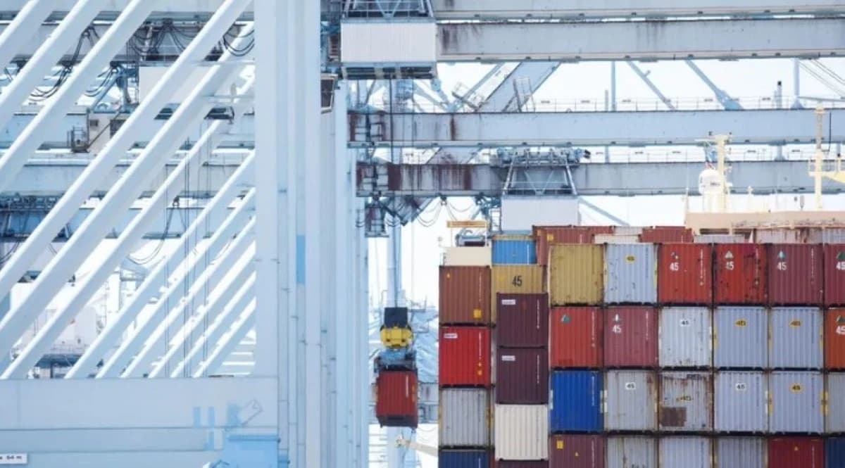 عجز تجارة السلع الأمريكية يتراجع بدعم من انخفاض الواردات