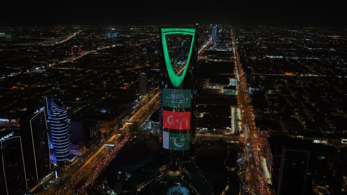 معالم وأبراج مدن السعودية تتوشّح بأعلام المملكة وتركيا وباكستان