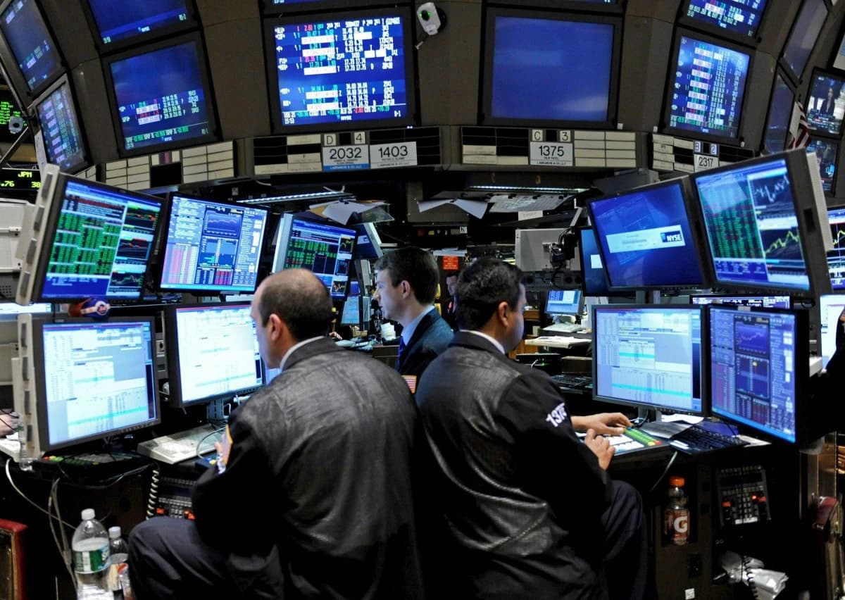 انخفاض ستاندرد آند بورز مع تقييم بيانات التجزئة وتوترات الشرق الأوسط