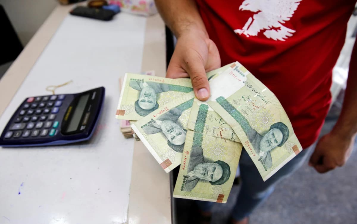 عملة إيران تهوي لمستوى قياسي قبيل تصعيد الهجوم الاقتصادي الأمريكي
