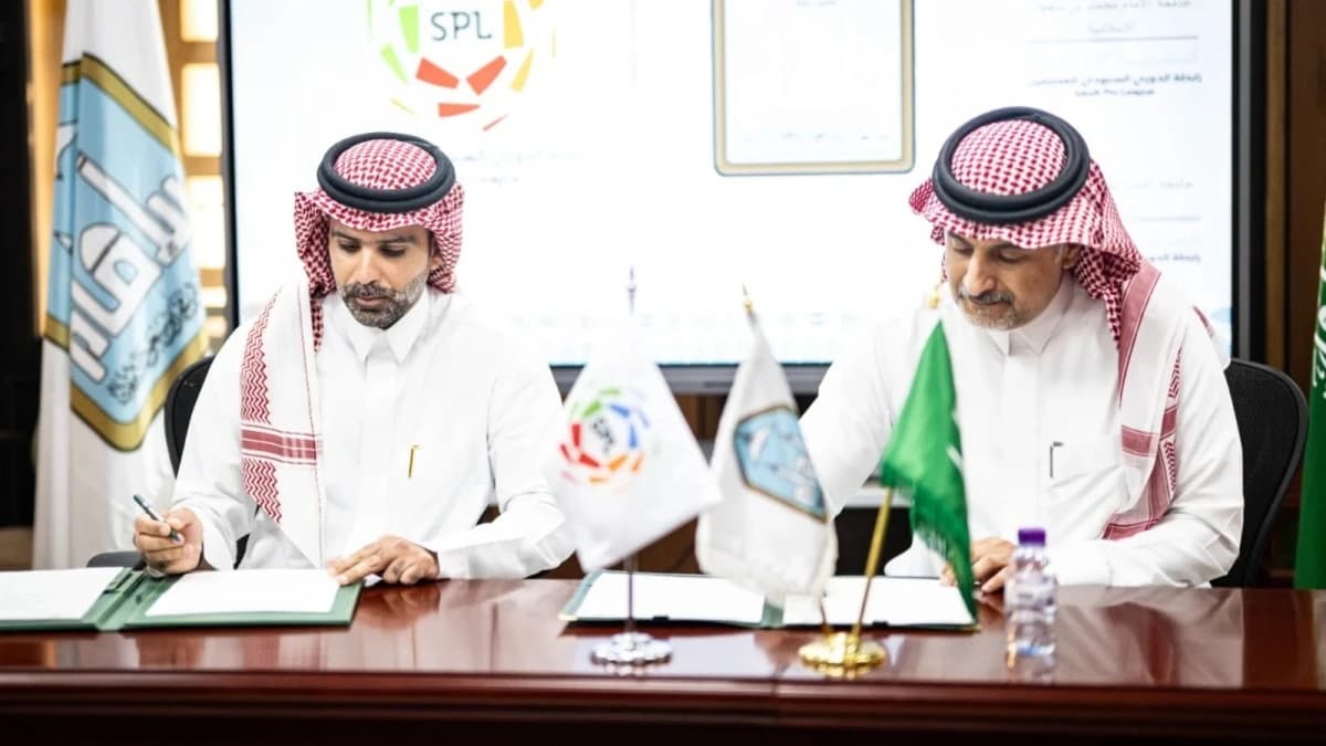 المحترفين وجامعة الإمام تطوير الكفاءات الوطنية في صناعة كرة القدم