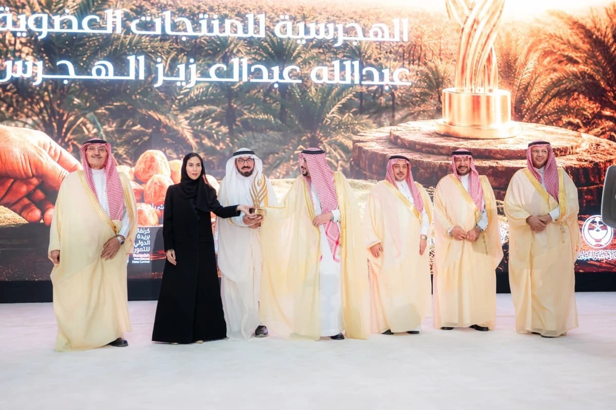 تتويج فائز النسخة الافتتاحية من "جائزة جميل للتمور" خلال حفل ختام كرنفال بريدة الدولي للتمور