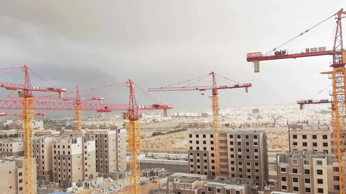 سوق كبيرة في السماء .. 400 ألف ريال بداية أسعار الرافعات البرجية في السعودية