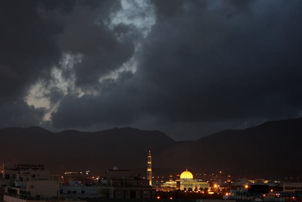 الإعصار فيت .. العمانيون يندفعون إلى الأسواق لتخزين الغذاء وإبقاء درجة الاستعداد عند اللون البرتقالي
