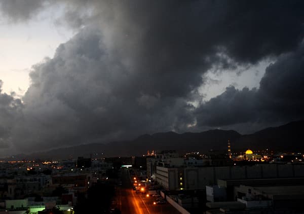 الإعصار فيت .. العمانيون يندفعون إلى الأسواق لتخزين الغذاء وإبقاء درجة الاستعداد عند اللون البرتقالي
