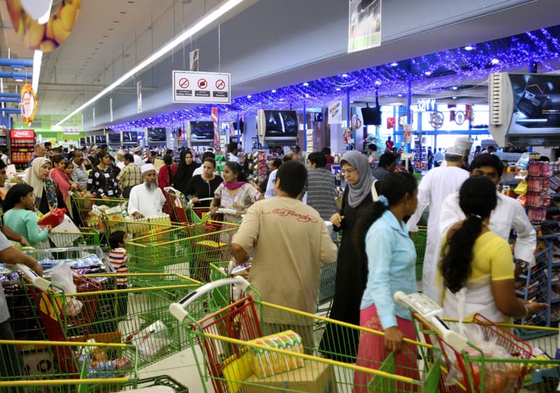 الإعصار فيت .. العمانيون يندفعون إلى الأسواق لتخزين الغذاء وإبقاء درجة الاستعداد عند اللون البرتقالي