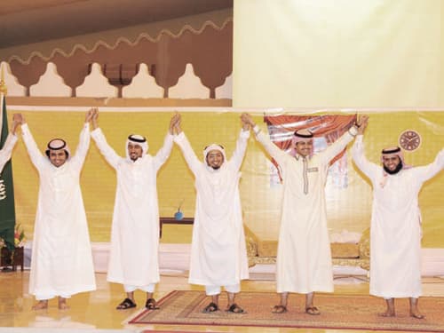 الصمّ يكشفون عن معاناتهم اليومية في مسرحية حائل