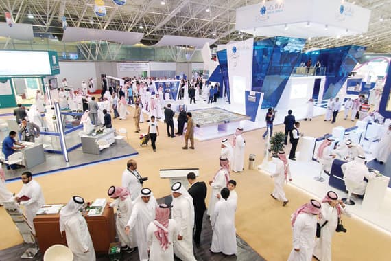 المصارف تخفض نسبة الفائدة .. وزوار «عقارات الرياض» يعزفون 
عن برامج التمويل