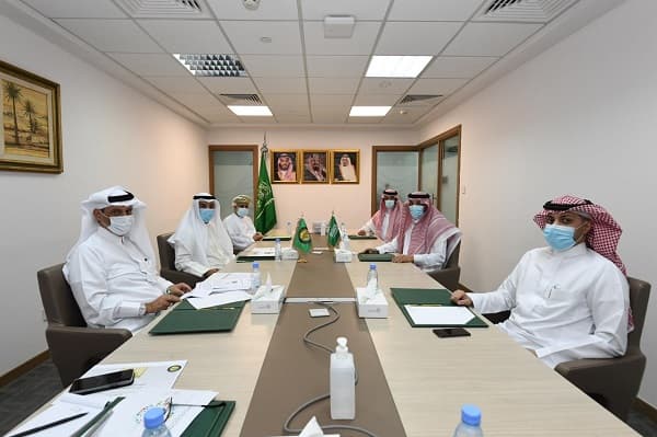 الجدعان يبحث مع الأمين العام لمجلس التعاون التحديات التي تواجهها دول المجلس والعالم بعد جائحة كورونا