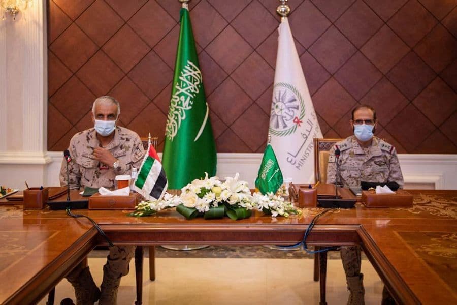  قائد القوات المشتركة المكلف يلتقي قائد القوات البرية الإماراتية