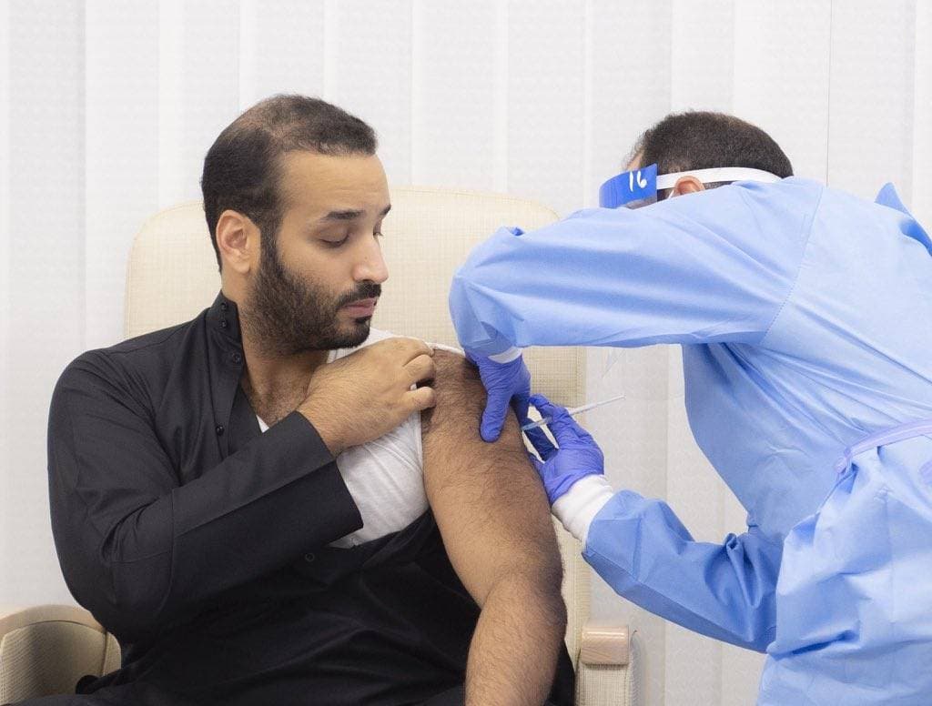 الأمير محمد بن سلمان خلال تلقيه لقاح مضاد لفيروس كورونا.