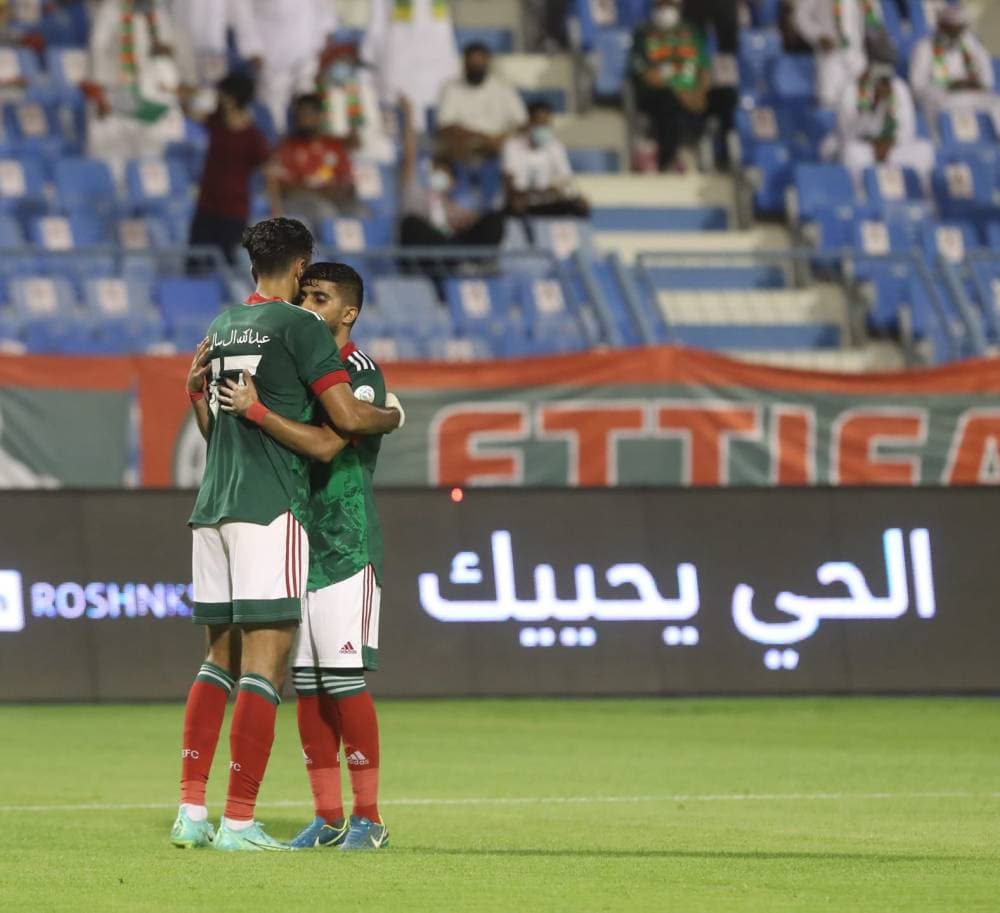 الكويكبي يهنئ السالم بأحد هدفيه. تصوير: عيسى الدبيسي ـ "الاقتصادية"