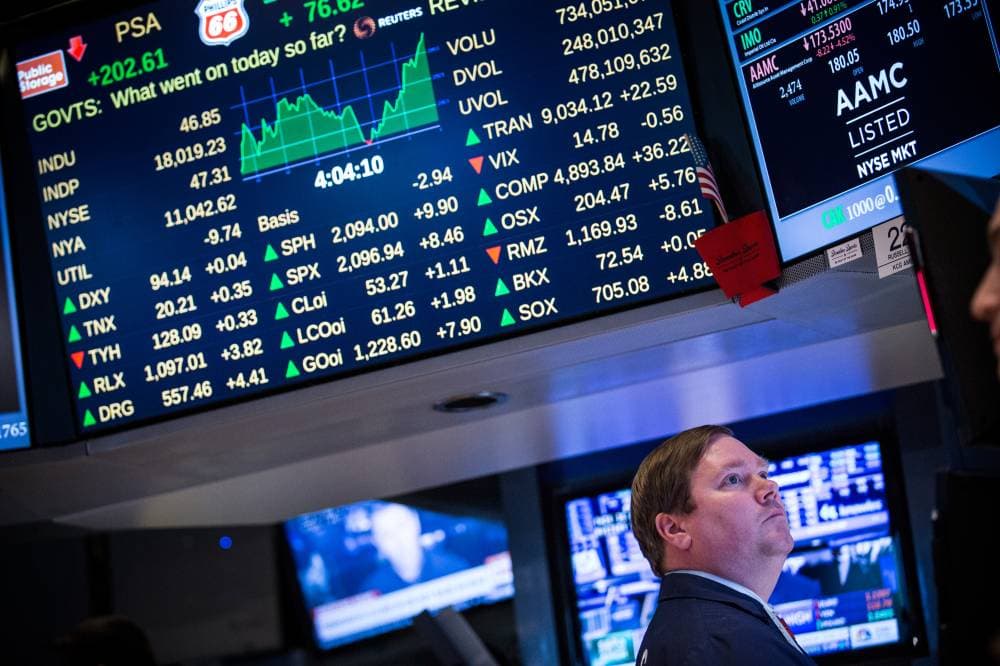 متداول في بورصة الأسهم في نيويورك حيث يتوقع محللون أن يحقق مؤشر ستاندارد آند بورز 500 مكاسب تبلغ 11% خلال الـ12 شهراً المقبلة. تصوير: أندرو بيرتون "جيتي"