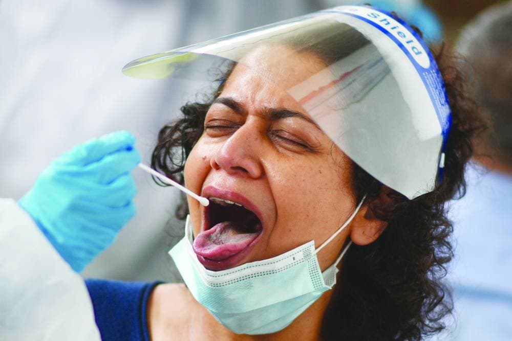 امرأة تخضع لفحص كورونا في مدينة تشيناي الهندية. 'إ. ب. أ'