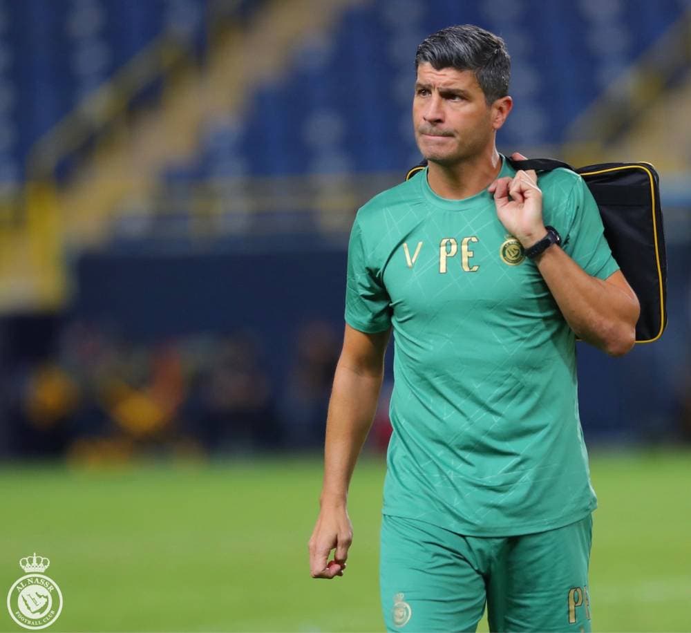 مدرب النصر خلال التدريب. مركز النصر الاعلامي