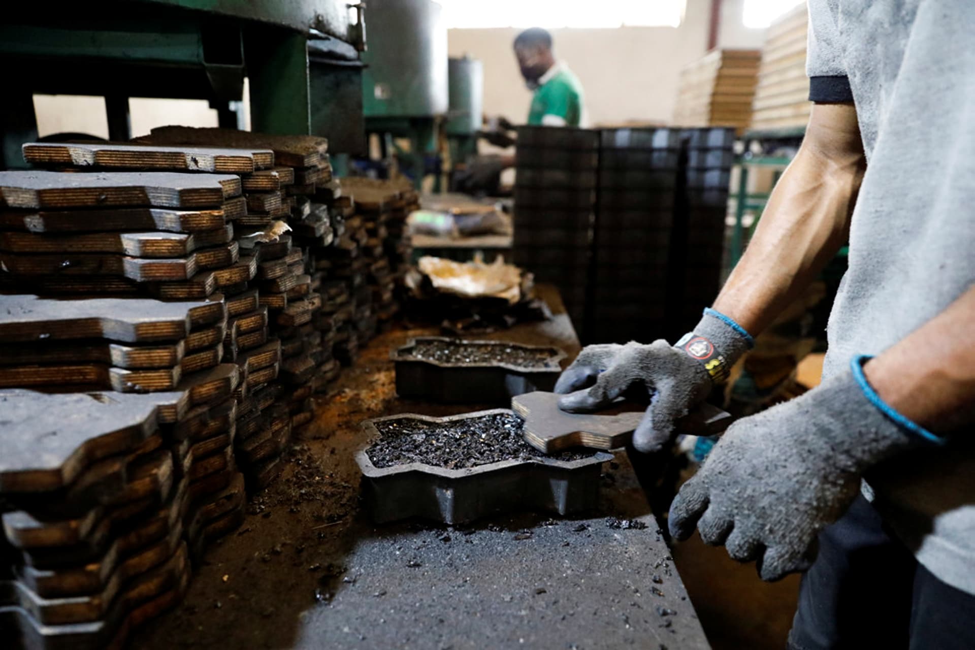 إطارات السيارات المستعملة.. الذهب الأسود الجديد في نيجيريا