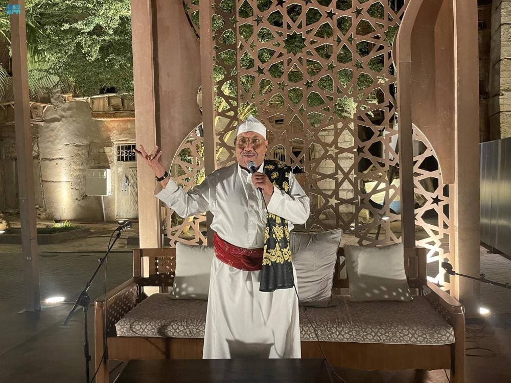 يسرد القصص حكواتي فصيح من أهل جدة التاريخية."واس"