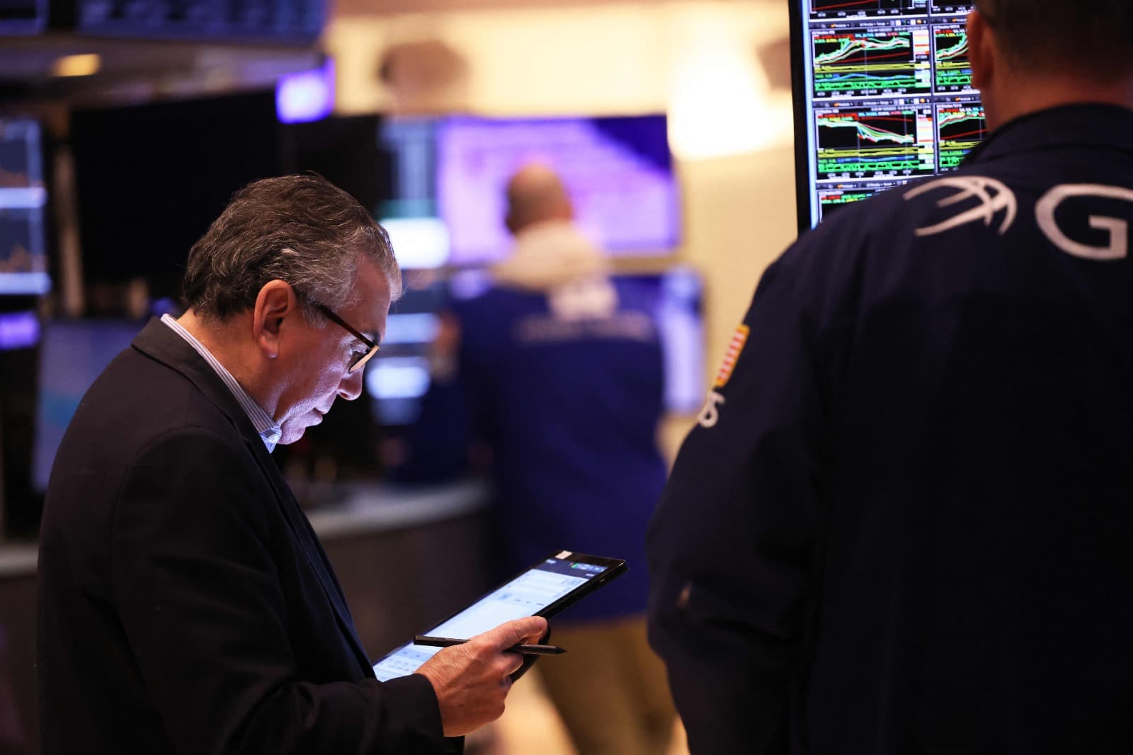 أدى نمو أكبر من المتوقع للوظائف لتراجع التوقعات بأن يقدم الفيدرالي على خفض الفائدة