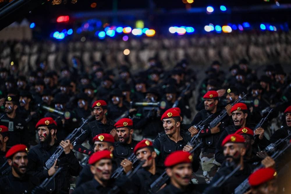 قوات أمن الحج تستعرض جاهزيتها، لحفظ سلامة ضيوف الرحمن، خلال الحفل السنوي بحضور وزير الداخلية أمس. تصوير: علي خمج -«الاقتصادية» 