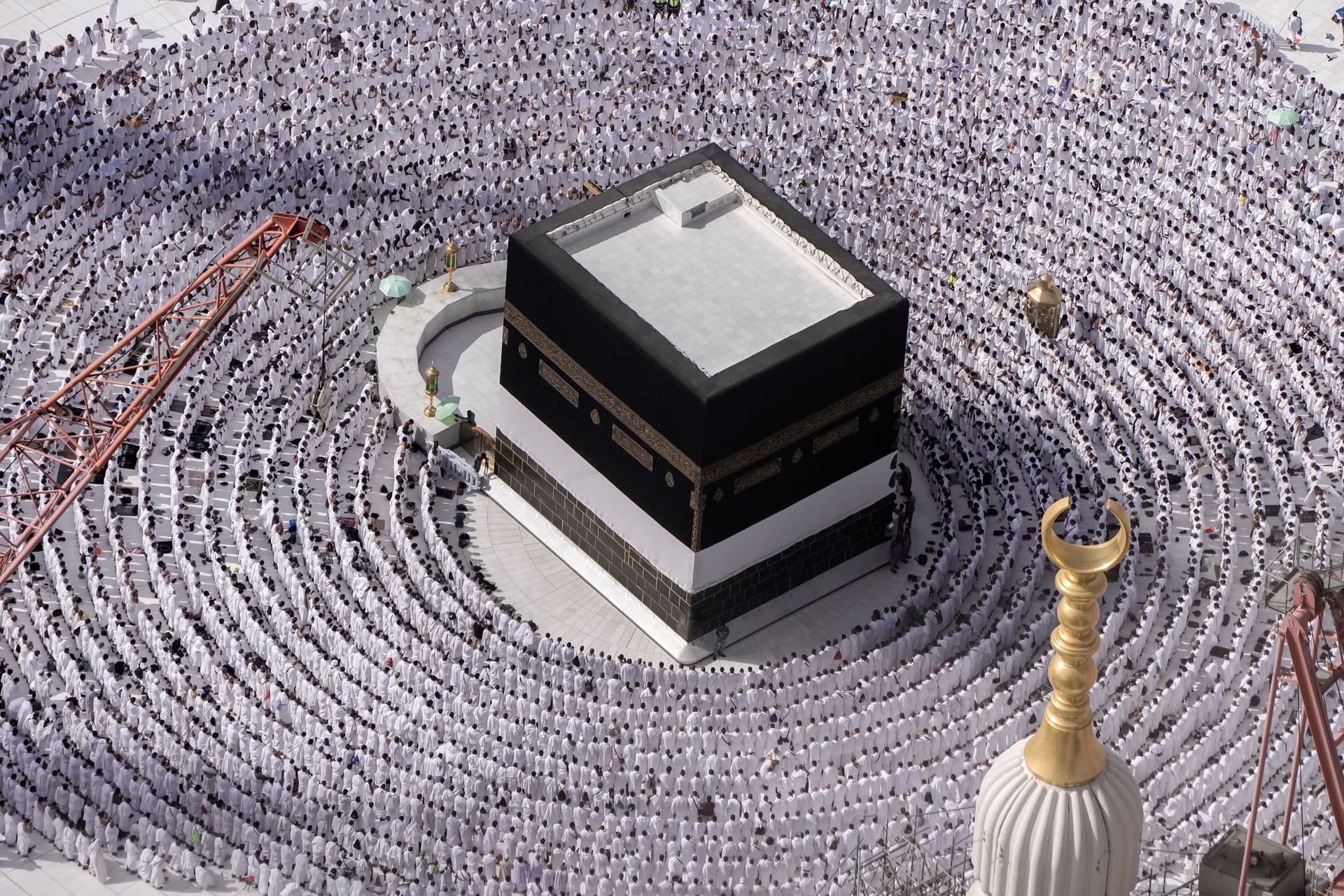 مكة المكرمة تفيض بالحجاج مع بدء موسم الحج الأحد
