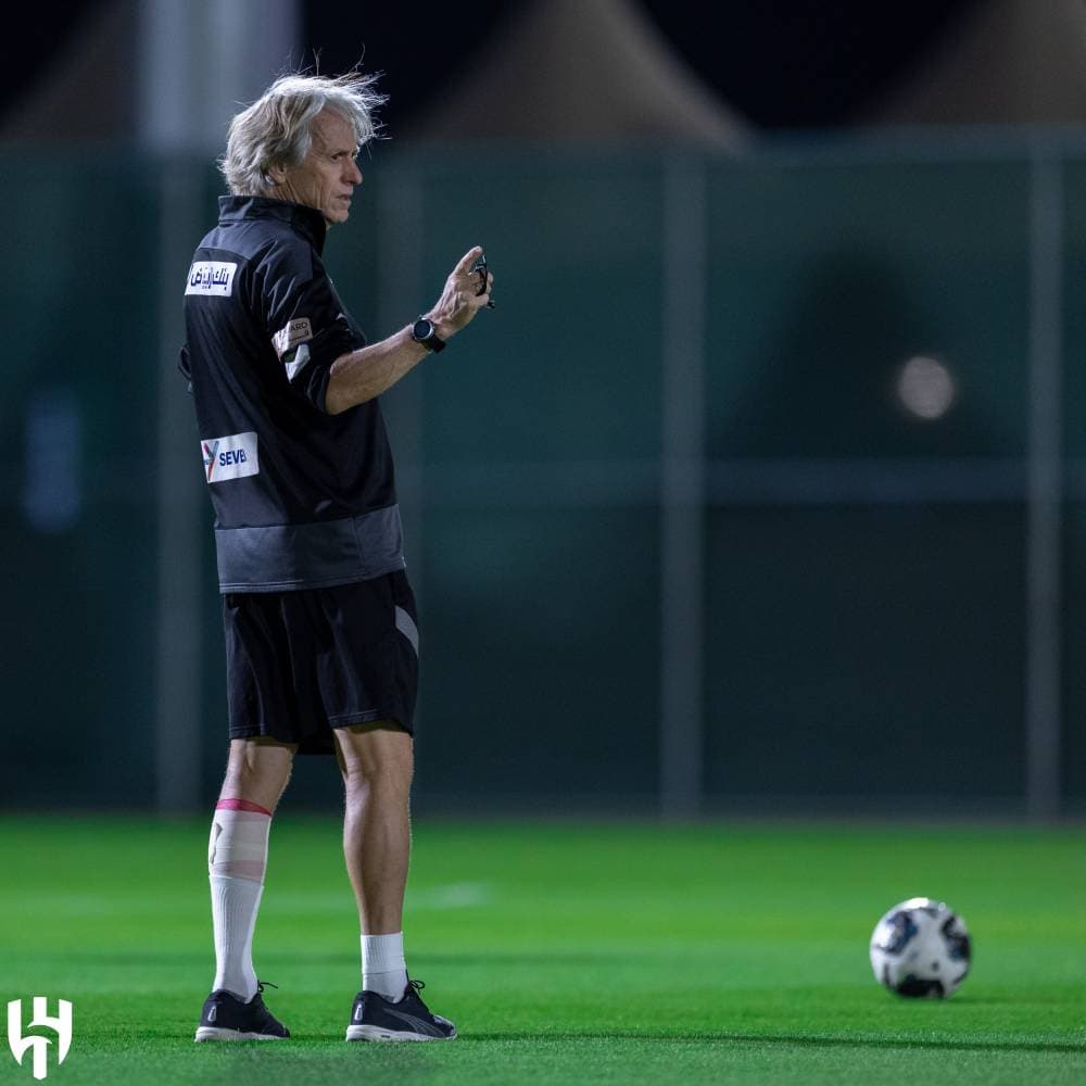 مدرب الهلال يوجه لاعبيه في التدريب الأخير. مركز الهلال الإعلامي