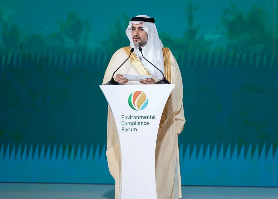 المهندس منصور المشيطي متحدثا خلال منتدى الالتزام البيئي 2024 في الرياض اليوم. "واس"